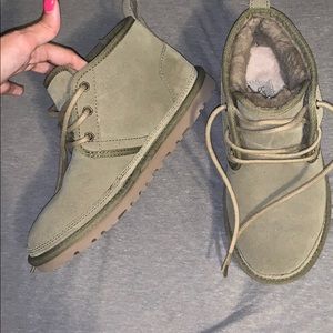 LIKE NEW UGGS